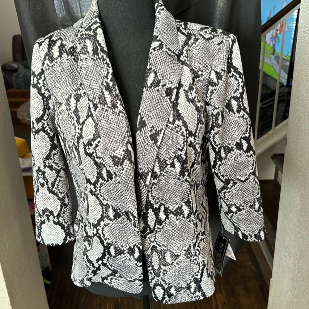 New mid sleeve lightweight snake print blazer